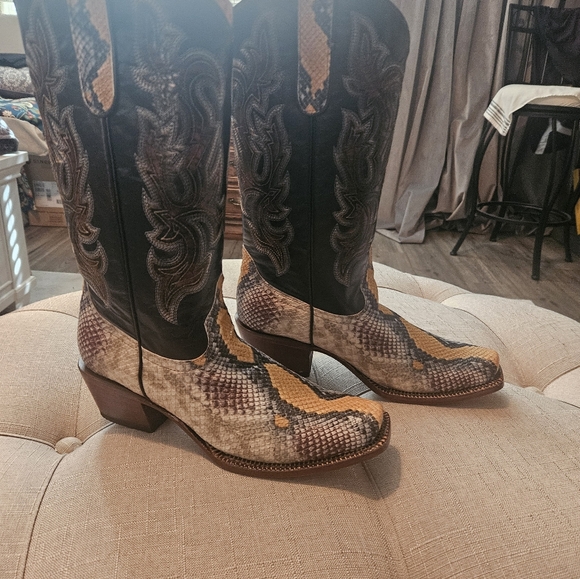 Snakeskin Patterned Heeled Boots - Picture 3 of 7